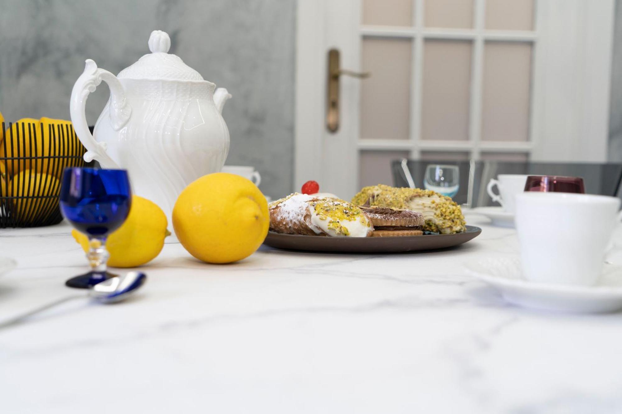 Etna Timeo Central Apartment In Baroque Building Catania Luaran gambar