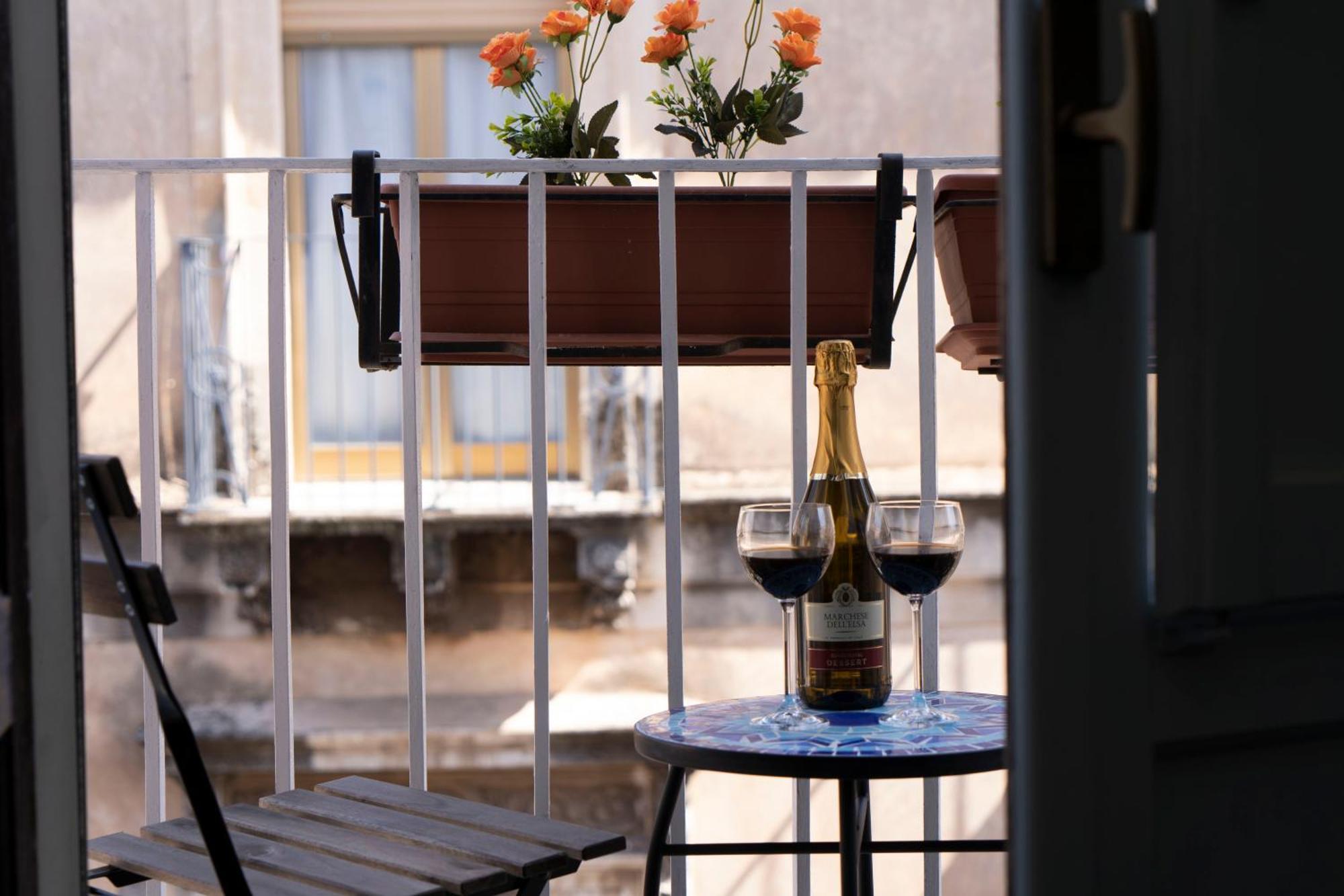 Etna Timeo Central Apartment In Baroque Building Catania Luaran gambar