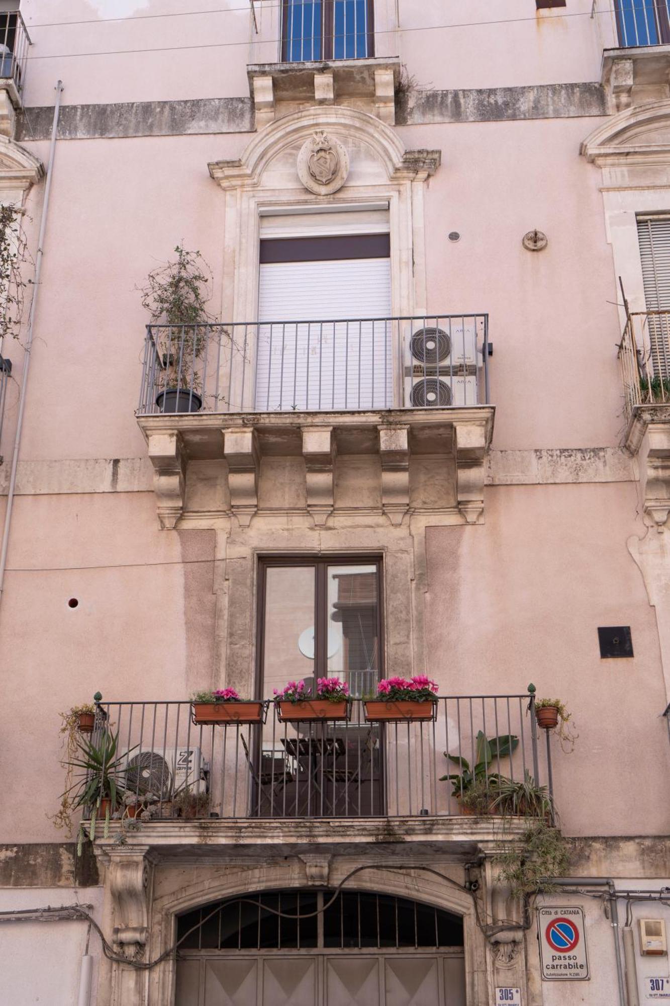 Etna Timeo Central Apartment In Baroque Building Catania Luaran gambar
