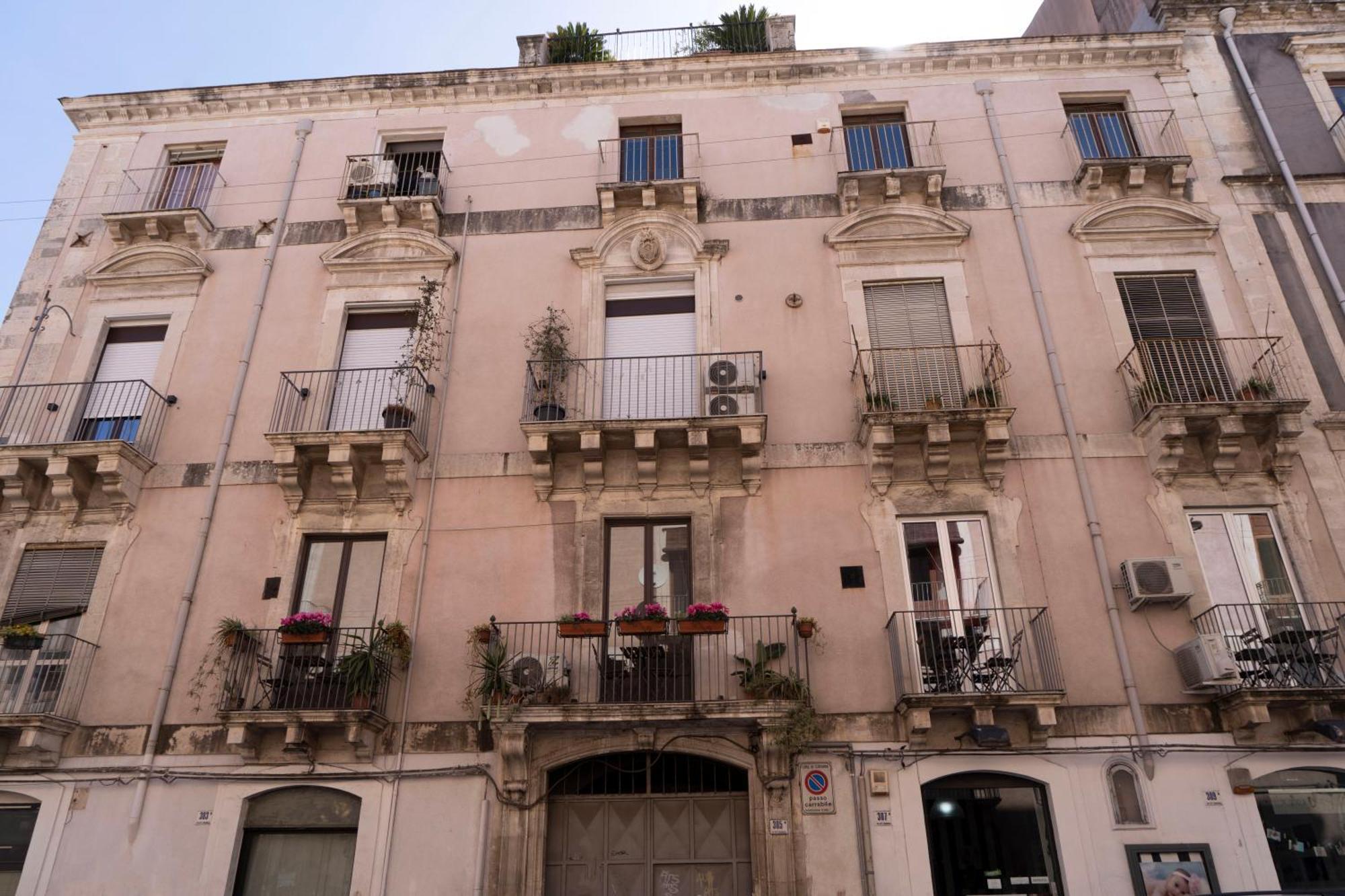 Etna Timeo Central Apartment In Baroque Building Catania Luaran gambar