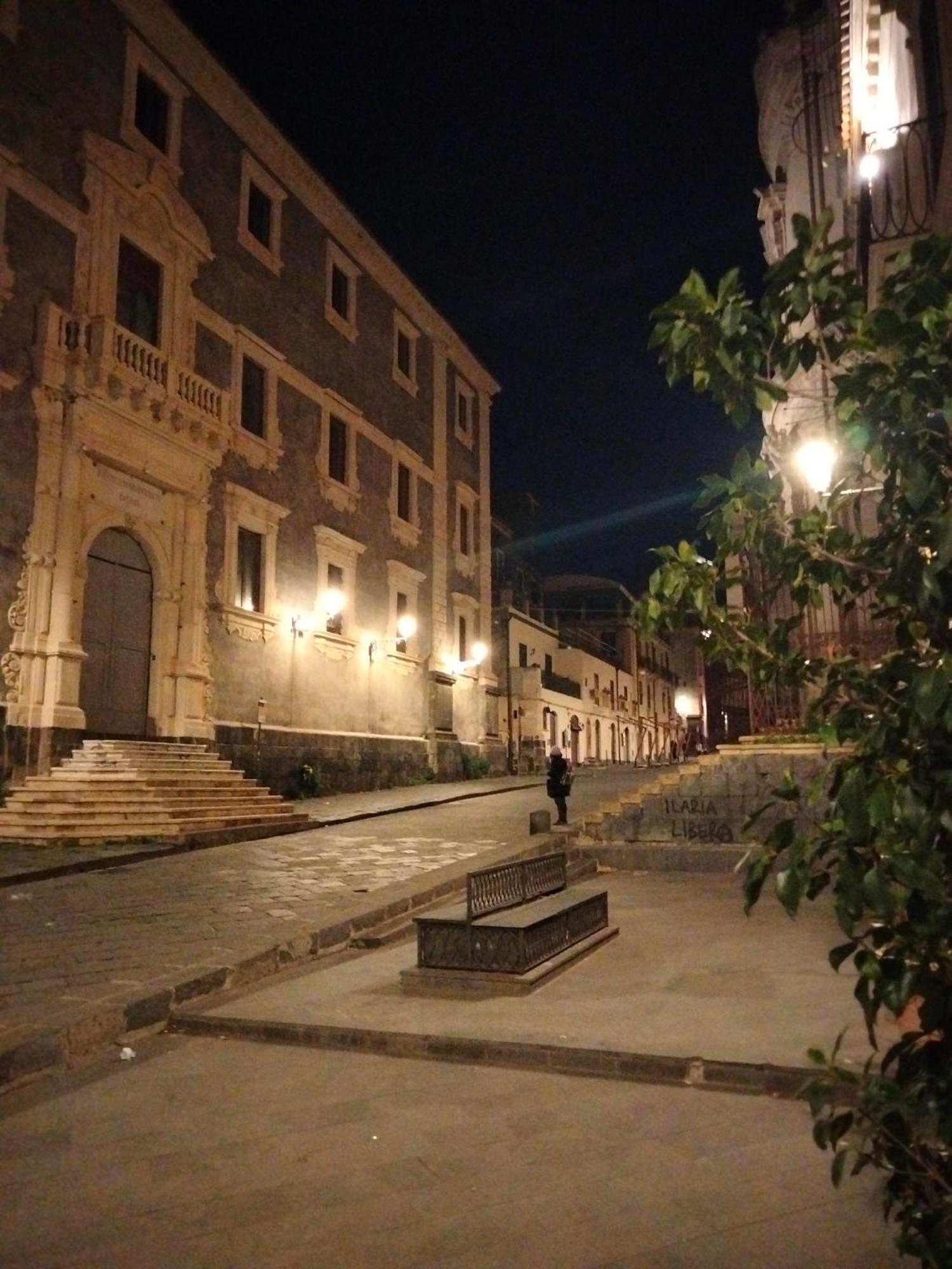 Etna Timeo Central Apartment In Baroque Building Catania Luaran gambar