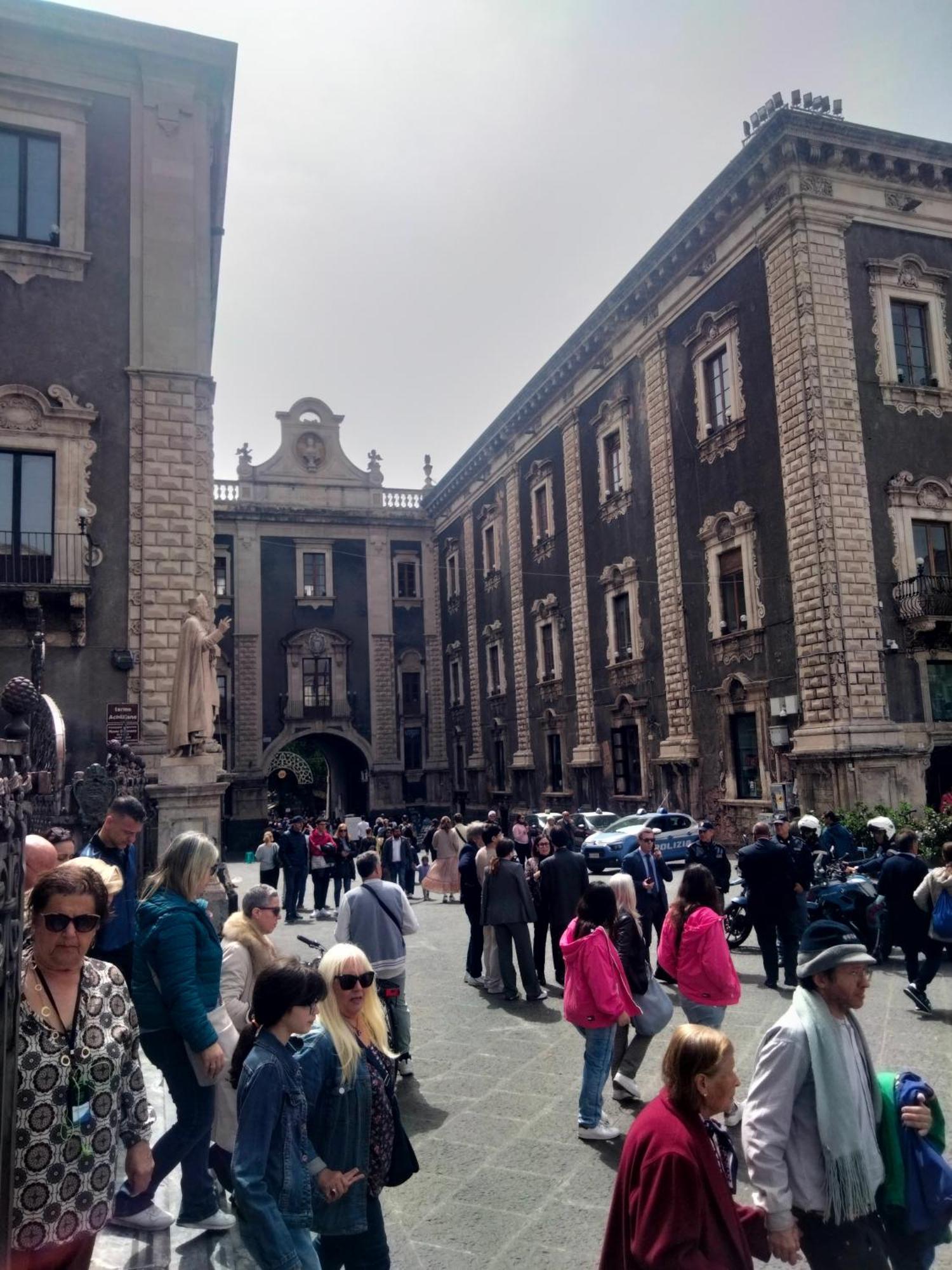 Etna Timeo Central Apartment In Baroque Building Catania Luaran gambar